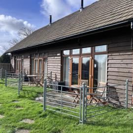 Poachers Hut 1-Bed Cottage Sleeps 2 Adults only