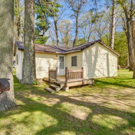 Stone Lake Cabin w/ Private Deck & Fire Pit!, hotel in Northwoods Beach