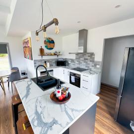 Luxury Holiday Unit 8min walk to Town Center with Boat Parking, hotelli kohteessa Mallacoota