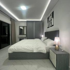 cozy rooftop near al services 23, hotel in Rujm ash Sharāʼirah