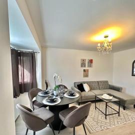 Modern and spacious flat, hotel a Longbridge