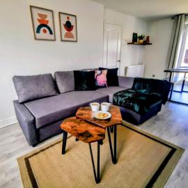 No 7 - Bright, Spacious 3 Bed Home with Parking & WiFi, hotel in Huyton