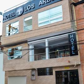 CASA HOTEL LOS ARBOLES, hotel en Bello