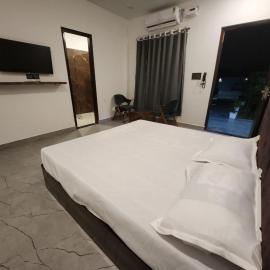 The Lagoon, hotel i Samālkha