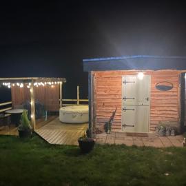 The original Sleeping Giant Lodge with hot tub & Alpacas, Hotel in Ystradgynlais