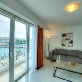 Seafront bright & spacious 2 bedrooms GOGZR-1, hotel a Il-Gżira
