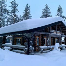 Kaupinpirtti, Ylläs, Äkäslompolo, , Lapland - Silver Log Cabin with Lake and Fell Scenery – hotel w mieście Äkäslompolo