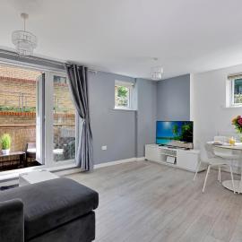 OnSiteStays - Contemporary 2 Bed Apt with Ensuite, 2 x Free Parking Spaces & a Balcony, hotel in Dartford