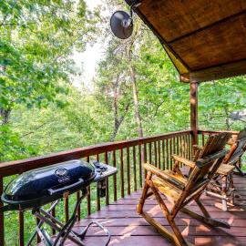 Tennessee Cabin w/ Balcony, Hot Tub & Pool Access!