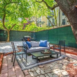 Family Brownstone with Private Backyard Near Subway، فندق في نيويورك