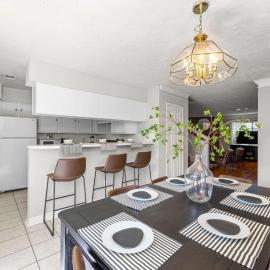 Modern Montrose 2BR Townhome Sleeps 10 with Gated Parking