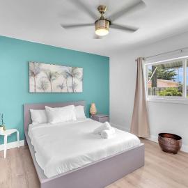 Blue Wave Bungalow - 1 1 - Stylish, hotel in Dania Beach