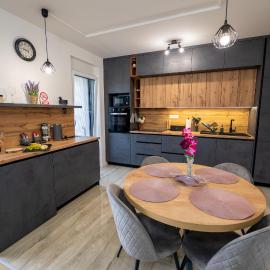 Apartman Nebo Moderan smještaj, 5G Internet, Parking, Pogled i Besplatne ulaznice za Mini Zoo, hotel Szentgyörgyváron