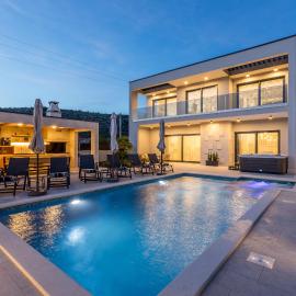 Luxury Villa Diana with heated pool and jacuzzi, hotell i Dograde