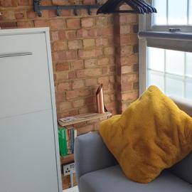 Tiny home whole flat beach cabin, hotel di Southwick