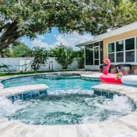 Heated pool & jetted spa -- mins to beach, Hotel in Clearwater