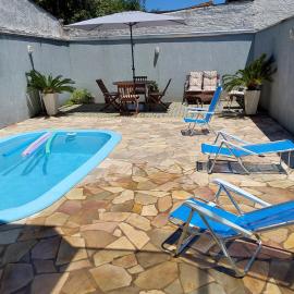 Casa com piscina duas quadras da praia, hotel in Guaratuba