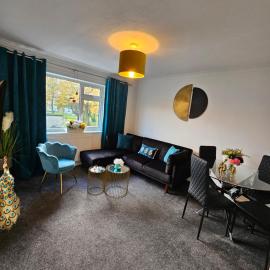 Large Stylish 2 Bedroom Apartment Stevenage Sleep 6, Hotel in Stevenage