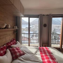 Les Tanières de Montgenèvre - La Marmotte - Duplex 4 p entièrement rénové avec vue magnifique, hotel in Montgenèvre