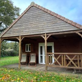 Les maisonnettes du lac - base de loisirs Lavaré，Lavaré的飯店