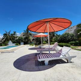 Karibuni, Villa 107, Beachfront Stay with Restaurant, Pool & Bar, Hotel in Malindi