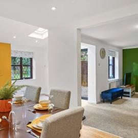 Beautiful 5 bedroom house in Stone, Aylesbury, Free parking، فندق في Stone
