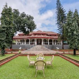 SaffronStays Mosaic - 4BR 100-year-old heritage villa with lawns, porch sit-outs & play area near Lonavala, hotel in Khandala
