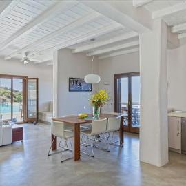 Villa Faros Vourkari Kea with private pool and stunning views、Vourkarionのホテル