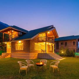 Riverfront Retreat - Qaraar by VEO, StayVista - 4BHK Villa with BBQ & Bonfire, hotel di Srinagar