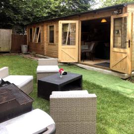 Cosy Garden Log Cabin, hótel í Salisbury