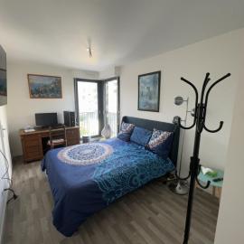 Grande chambre 14 m2 avec salle de bain privative à Nanterre Préfecture proche La Défense Aréna Campus SNCF et Paris