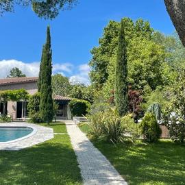 B&B 2 Chambres d'hôtes Gai Félibre avec Piscine et Jacuzzi, hotel i Le Thor
