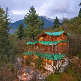 StayVista at Rosemary Cottage 2BR Villa in Manali with Lawn, хотел в Манали