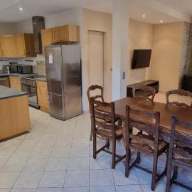 Charmante maison de 12 personnes près de Paris, hotel in Clamart