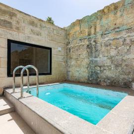 Historical Mdina Gem, Lux HOME with Rooftop Pool by 360 Estates, hotel em Mdina