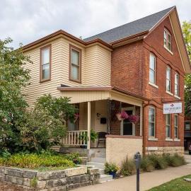 The Dubuque House - Historic Downtown Location!, ξενοδοχείο σε Dubuque