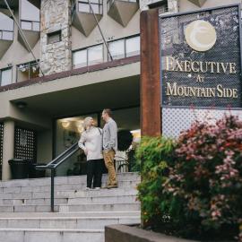 Mountain Side Hotel Whistler by Executive, khách sạn ở Whistler