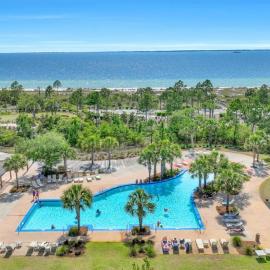 Spacious 5-Bed Beach Home with Pool, Golf Cart, Pet-Friendly, Resort Amenities, khách sạn ở Port Saint Joe