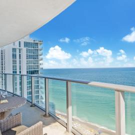 Beachfront 3 Bedroom Condo with Cabanas and Pools, hotel in Hollywood