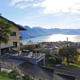 La Terrazza Sul Lago، فندق في Solto Collina