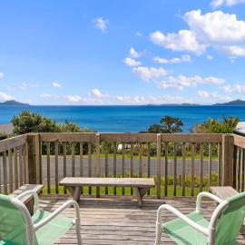 Bay View Bach - Langs Beach Holiday Home, hotel in Waipu