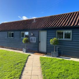 The Calf Shed - cozy cottage in peaceful Norfolk countryside، فندق في Aldeby