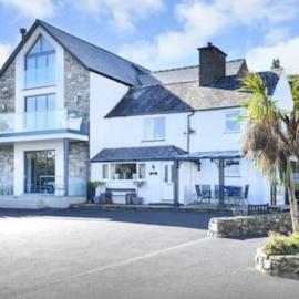 Beautiful cottage a stones throw from the beach., hotel i Llanbedrog