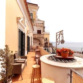 Casa del pozzo sulla spiaggia, hotell i Cetara