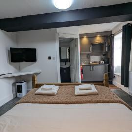 The White Lion Hotel with Free Parking, 1 Minute Walk to Yate Shopping Centre & Onsite Italian Restaurant, hotel in Yate