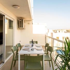 Modern 3BD Spacious Apartment with Terrace - Close to Yacht Marina, hotel em Msida
