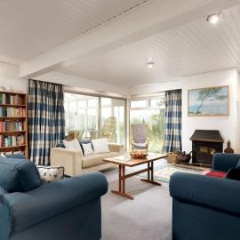 Stunning River Views, Tranquil Split-Level House, Private Garden & Parking, Hotel in Golant