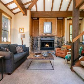 Alpine Escape by Tahoe Getaways - Shuttle to Ski Slopes & Fireplace، فندق في Alpine Meadows
