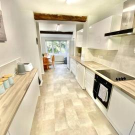 EasyRest - Spacious Detached House - 11 Beds - 5 Bedrooms - 4 Bathrooms - Secure Parking - Perfect for Contractors & Large Groups