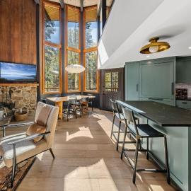 Birchwood Retreat by Tahoe Getaways - Newly Remodeled Pet Friendly Home in Alpine Meadows with Wood Fireplace, Hot Tub & Ski Shuttle!, viešbutis mieste Alpine Meadows